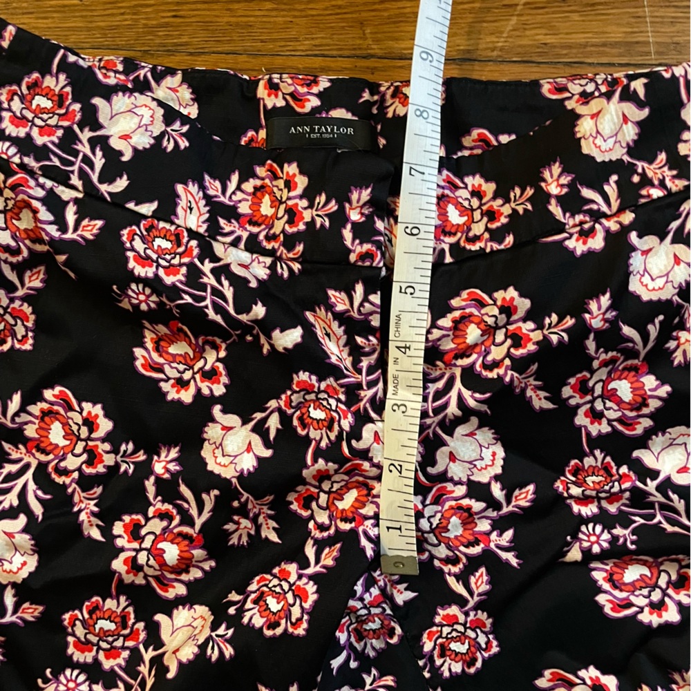 Ann Taylor Black and Pink Floral Patterned Low Rise Capri Pants with Pockets - Picture 4 of 8